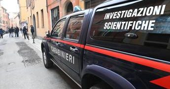 Bologna, accoltella ex moglie al collo e fugge: arrestato