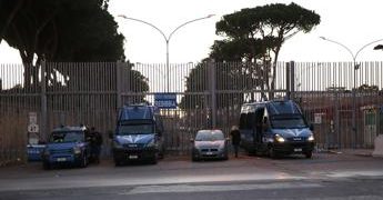 Carceri, lanciate bombe molotov in parcheggio Rebibbia femminile