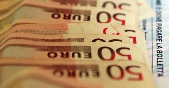 Caro energia, per bollette italiani ‘prelevano’ 50 miliardi dai conti