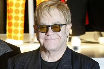 Elton John esce da Twitter: “Mi rattrista la disinformazione che fa”
