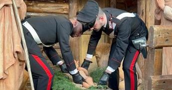 Firenze, ritrovata dai carabinieri la statua del Bambinello rubata dal presepe di piazza Duomo