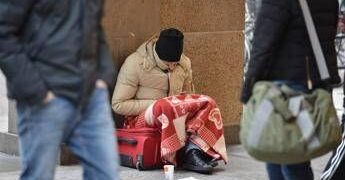 Fratture, traumi e prognosi di 20 giorni: senza tetto picchiato da banda giovani