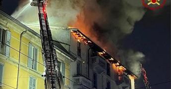 Incendio oggi a Milano, in fiamme tetto palazzo in via Ripamonti