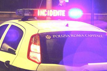 Incidente Ostia, scontro tra auto: una si ribalta, altro conducente scappa