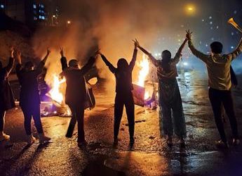 Iran, “forze di sicurezza sparano a viso, petto e genitali delle donne in piazza”