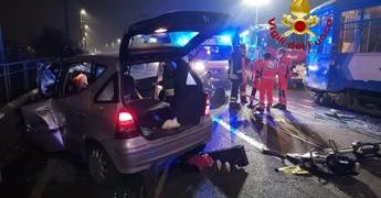 Milano, scontro tra tram e auto: conducente in codice rosso