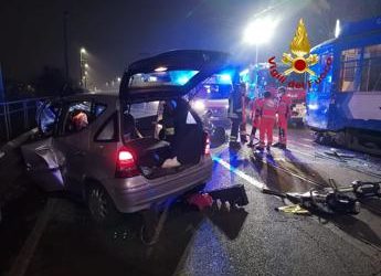 Milano, scontro tra tram e auto: conducente in codice rosso