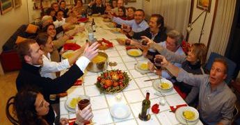 Mini porzioni e ginnastica da sedia contro gli effetti di pranzi e cenoni