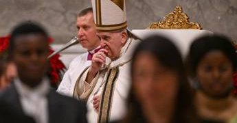 Natale 2022, Papa: “Tanto consumismo, c’è rischio di dimenticarne significato”