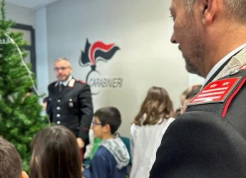 Natale, bambini nella caserma di Vicovaro per addobbare l’albero