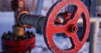 Petrolio Russia, Putin firma decreto per stop export a chi impone price cap