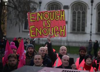 Regno Unito, 43% famiglie sotto soglia di povertà entro 2024: lo studio