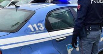 Roma, armi, orologi e 7mila euro in contanti nascosti in auto: 2 arresti
