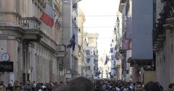 Roma, donna punta con ago: rintracciato uomo del video