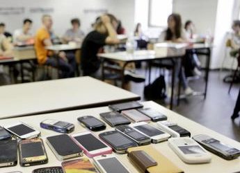 Scuola, Valditara: “No al cellulare in classe, stiamo lavorando a circolare”