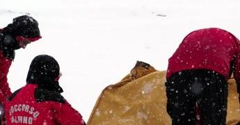 Trentino, valanga travolge 2 scialpinisti: uno è gravissimo