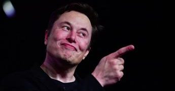 Twitter, Musk lancia il sondaggio: “Devo dimettermi?”