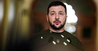 Ucraina, Meloni invita Zelensky a Roma: “Presto sarò a Kiev”