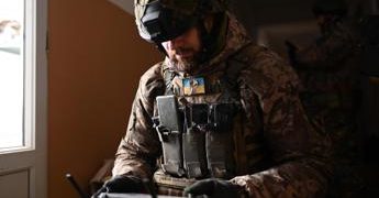 Ucraina, Zelensky: “Truppe nel Donbass mantengono posizioni”