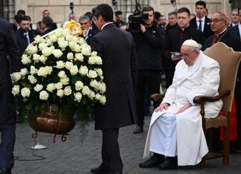 Ucraina, la commozione del Papa in piazza di Spagna: “Pace vinca sulla guerra”