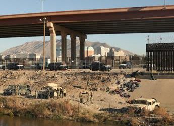 Usa, Texas schiera Guardia Nazionale per fermare migranti al confine