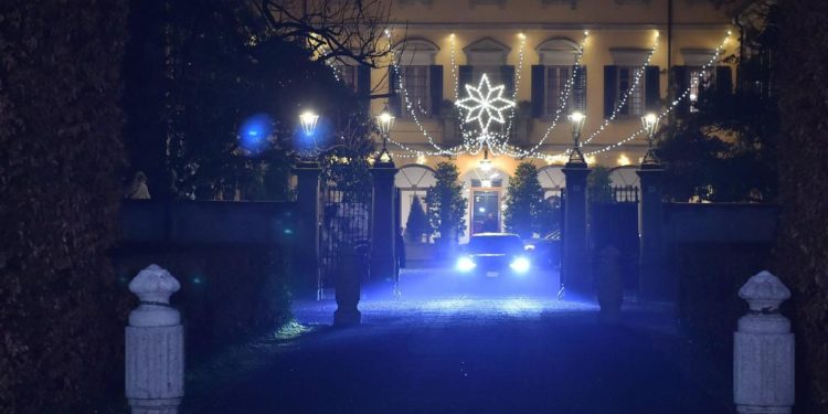 Natale in famiglia per Berlusconi, ‘renne’ ad Arcore e quadri in dono a parlamentari