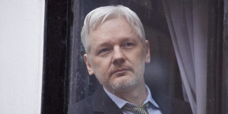 Vivienne Westwood, Assange chiederà permesso per partecipare ai funerali