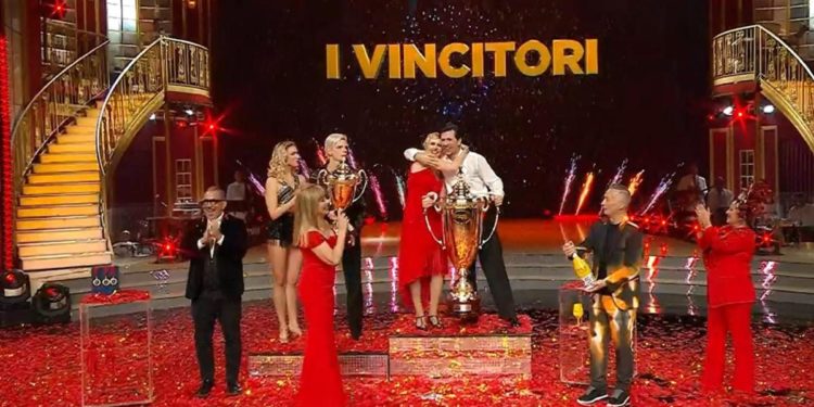 Ballando con le Stelle, Lucarelli attacca: “E’ tutto un Costamagna, magna”