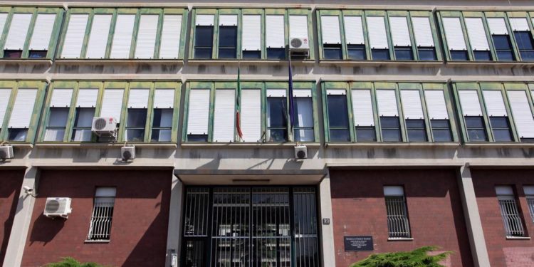 Evasione carcere Beccaria, caccia ai 5 detenuti fuggiti