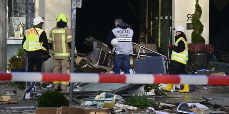 Berlino, esploso acquario con 1.500 pesci tropicali: 2 feriti