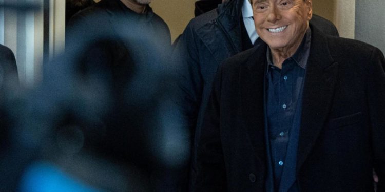 FdI, Berlusconi in video si dilunga. La piazza: “Vogliamo Giorgia”