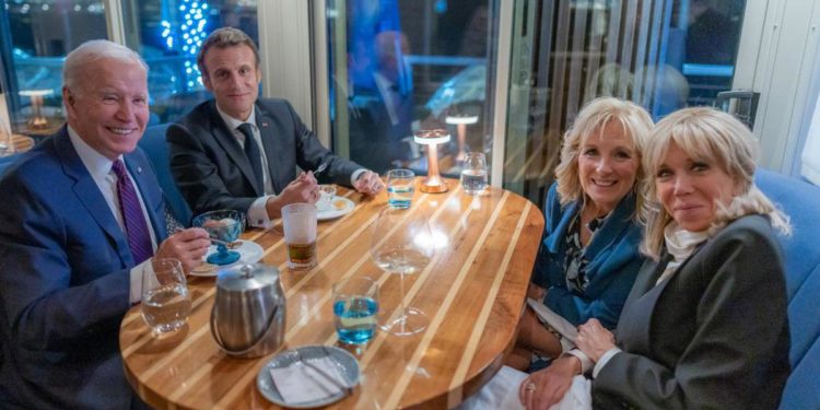 Usa-Francia, Biden twitta foto con Macron: “Accogliamo amici in città”