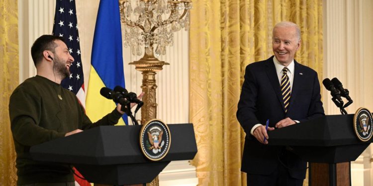 Ucraina-Usa, Zelensky e la richiesta di armi: la battuta di Biden