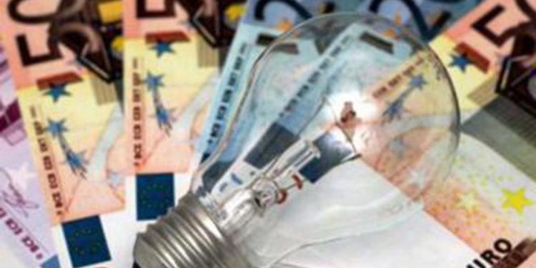 Bolletta luce, -19,5% in prossimi tre mesi. Ma +67% in un anno