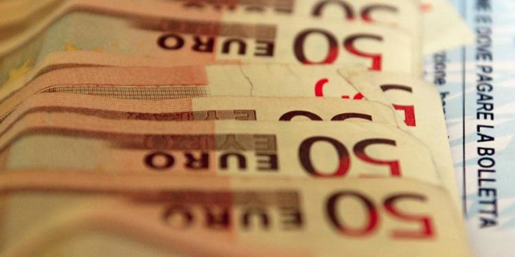 Caro energia, per bollette italiani ‘prelevano’ 50 miliardi dai conti