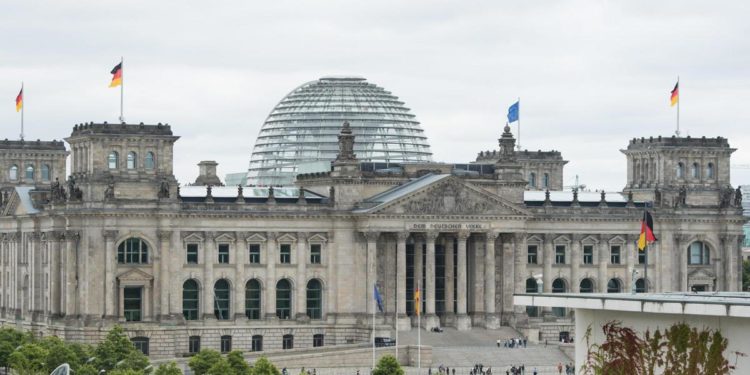 Germania, arrestati 25 estremisti destra: pianificavano assalto al Bundestag