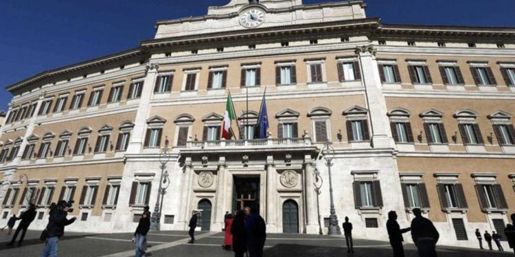 Manovra 2023, corsa contro il tempo: governo pone questione fiducia