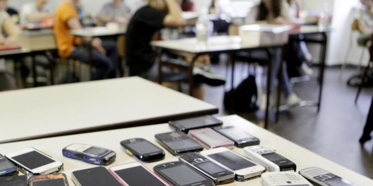 Scuola, Valditara: “No al cellulare in classe, stiamo lavorando a circolare”