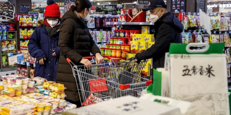 Covid Cina, niente più test negativo per ufficio e supermercati