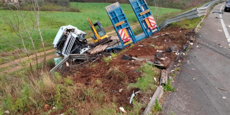 Incidente Latina, scontro tra tir: morti i due conducenti