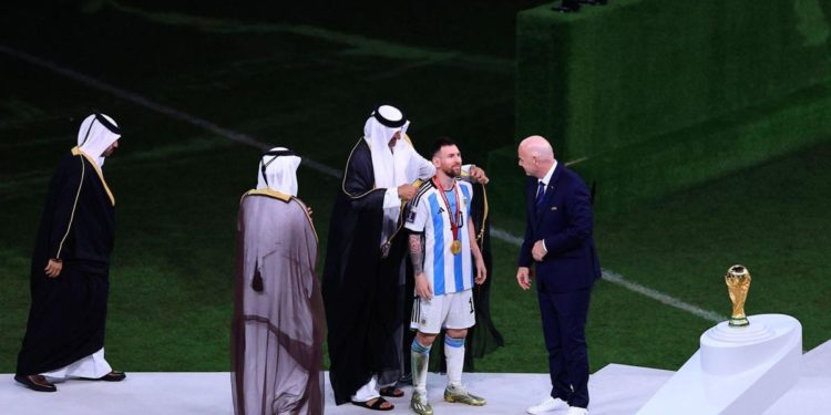 Messi alza la coppa vestito da arabo, maglia coperta e polemiche