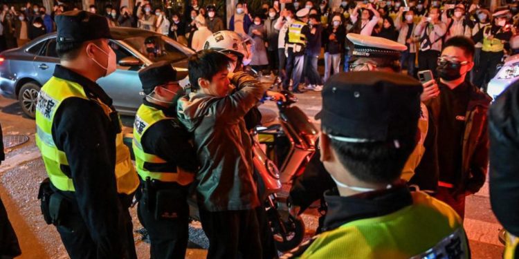 Covid Cina oggi, polizia usa dati cellulari per rintracciare manifestanti