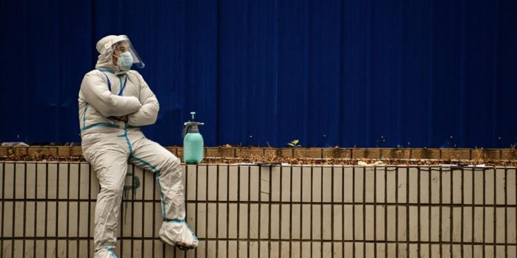 Covid, Cina rinuncia a monitorare asintomatici: boom di casi a Pechino