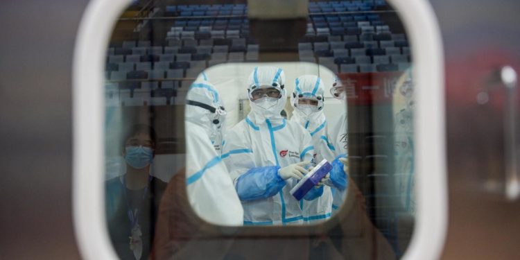 Covid Cina, gli esperti: “9mila morti al giorno, picco il 13 gennaio”