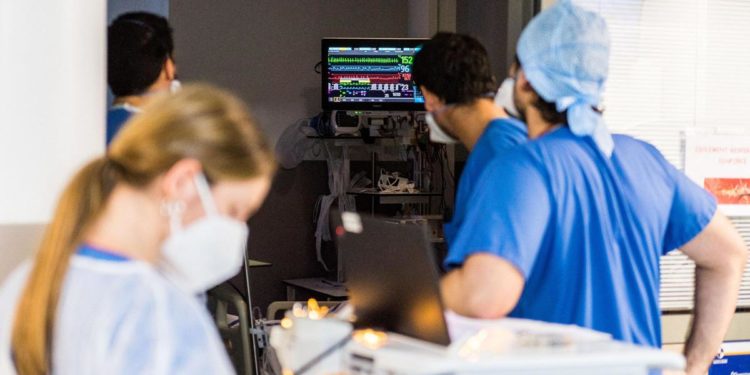 Covid Italia, calano incidenza e Rt: su le terapie intensive