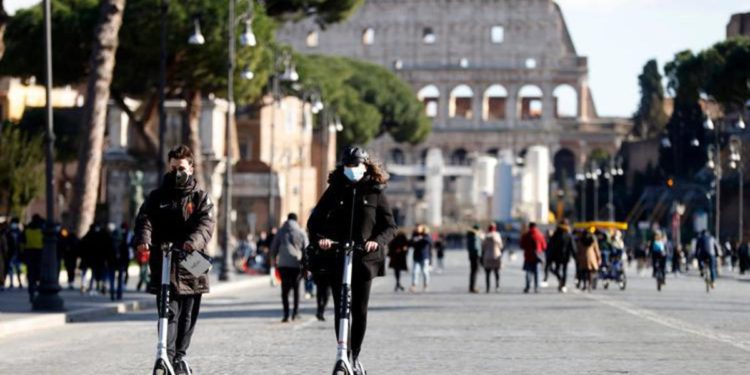 Covid oggi Lazio, 1.366 e 6 morti: a Roma 818 contagi