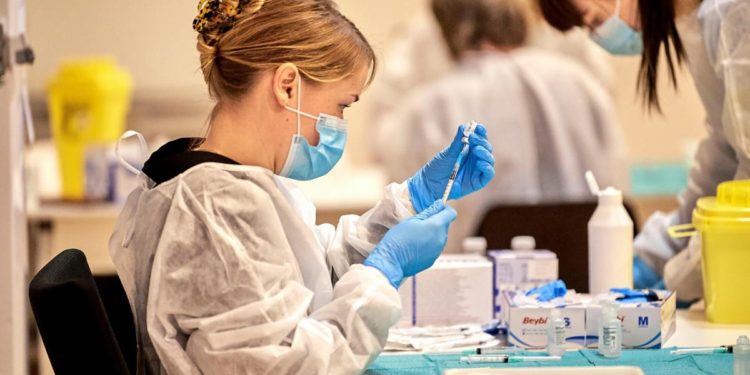 Covid, Iss: “Adottare misure protezione, vaccinarsi e fare richiami”