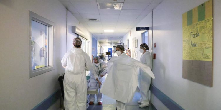 Covid, obbligo mascherine in ospedali e Rsa: fino a quando