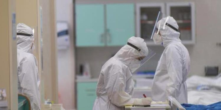 Covid oggi Italia, pneumologo: “In questi giorni casi un po’ più gravi”