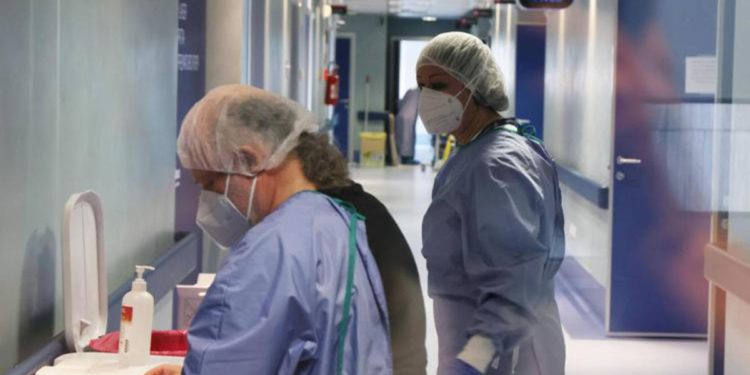 Covid, M5S contro Meloni: “Oggi scopre che servono mascherine”